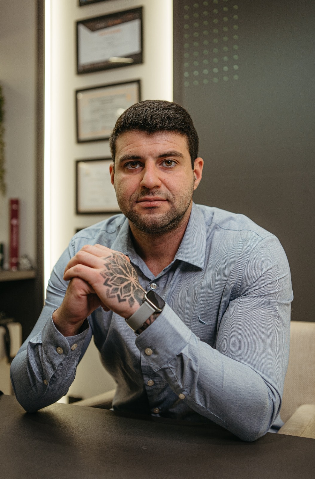 Matheus Silva em seu consultório segurando um tablet